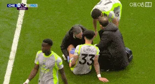 开云入口-奥赖利疑似大腿内侧受伤，队医入场进行治疗